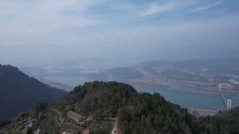 Yangtze River Xiling Gorge View Toward Three Gorges Dam Aerial Vídeo Stock 320508700