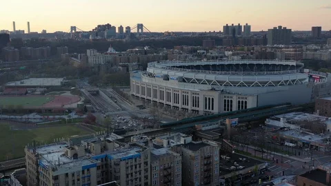 Yankee Stadium and the elevated subway line in the Bronx Vídeos de archivo 128549857