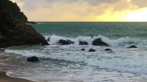 Yanui Beach with cloudy sky and high waves Stock Footage 139727801