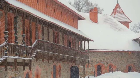 The yard of the castle of Trakai in winter 库存影片 71506900