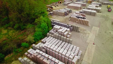 Yard of Stacks of Pavers and Slabs, Permeable Pavers, Driveway Pavers. Stockbeeldmateriaal 275152004
