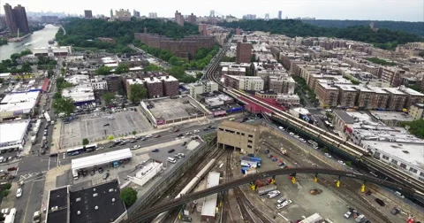 Yard throat and elevated station above a busy avenue Vídeo Stock 65367716