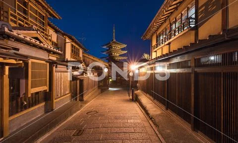 Yasaka Pagoda at night, Higashiyama old town, Kyoto, Japan Stock Photos