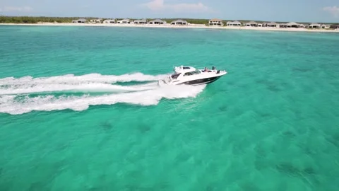 Yatch speeding at bimini beach on a sunny day Video stock 232437544