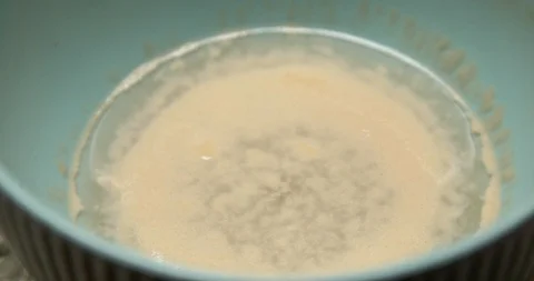 Yeast bubbling - proofing dry bread yeast Stockbeeldmateriaal 128753743