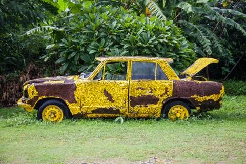 Yello rusty car Stock Photos