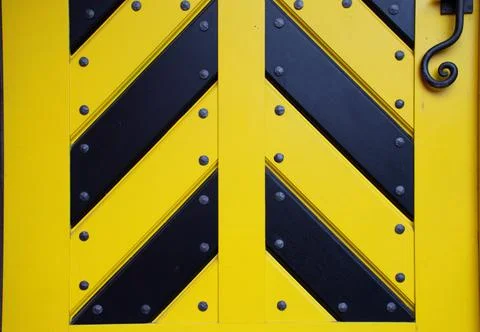 Yellow and Black Chevron Pattern Metal Background With Industrial Texture Foto stock