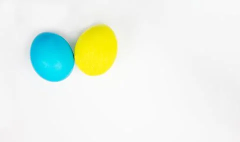 Yellow and blue Easter eggs on a white background. Stock-Fotos