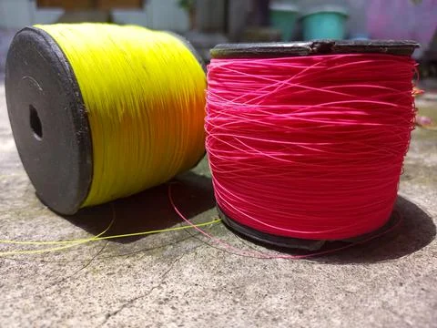 A yellow and pink kite string Foto stock