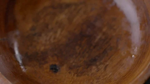 Yellow and red cherry tomatoes in a wooden bowl, falling in slow motion 動画素材 122000892