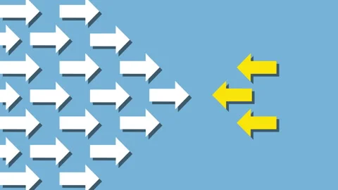 Yellow Arrow Facing Opposite Direction of White Arrows 2d with Alpha Matte Vídeo Stock 342370200