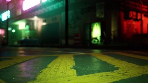 A yellow arrow painted on the ground in front of a building Ilustración de archivo