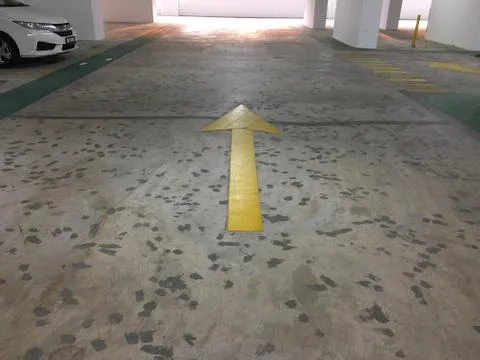 Yellow arrow Stock-Fotos