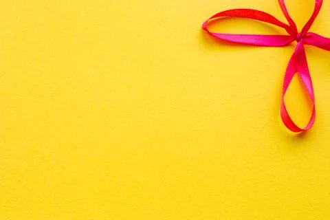 Yellow background with red bow Stockfoto's