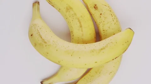 Yellow banana rotating on white background Vidéo 124806936