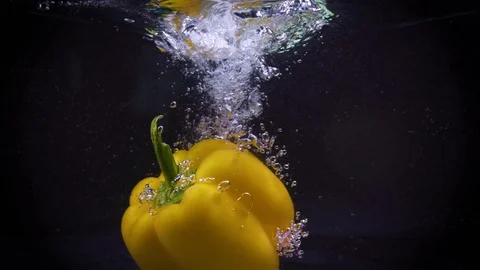 Yellow bell pepper fall into water Video stock 122982071