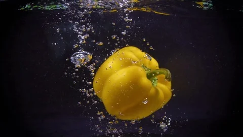 Yellow bell pepper fall into water Video stock 122982075