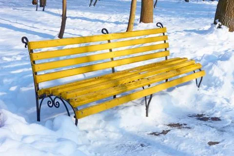 Yellow bench in winter park Foto stock