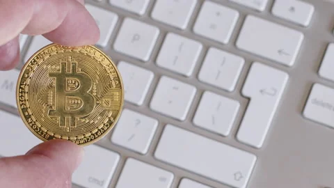 Yellow bitcoin is held with fingers Vídeos de archivo 195952660