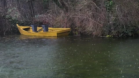 Yellow boat Stock-Footage 221677129