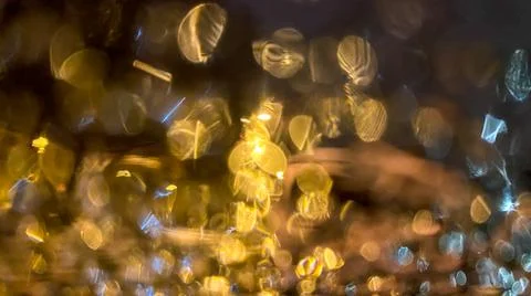 Yellow bokeh effect in night or evening street lighting on car glass in frost Foto stock
