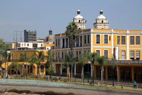 Yellow building Stock-Fotos