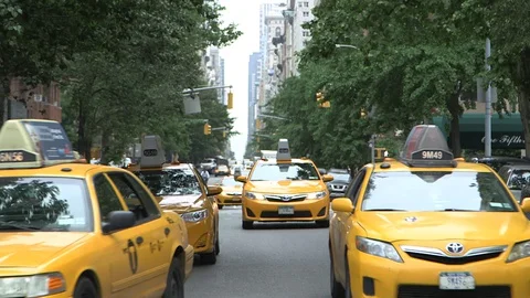 Yellow Cab on 5th av, Washington Square Park, Yellow Cab, New York Vídeos de archivo 128606980