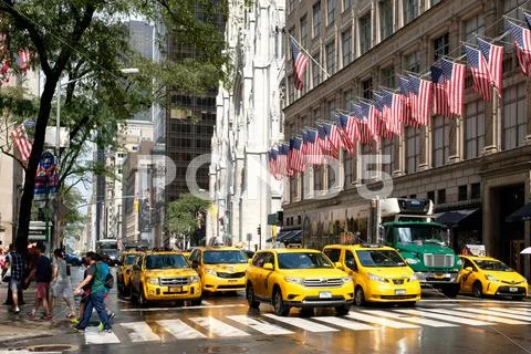 Yellow cabs next to Saint Patrick's Cathedra in New York City Stock Photos