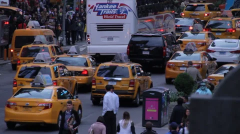 Yellow Cabs in Times Square - Pull Focus Vídeo Stock 39769503