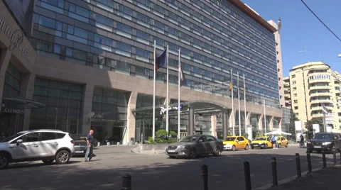 Yellow cabs waiting in front of Bucharest Casino, nice glass, new building view Vídeos de archivo 39835694