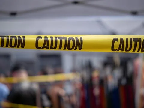 Yellow caution tape, do not enter area, hanging blocking area Foto stock