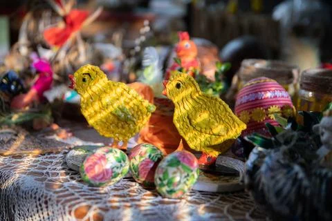 Yellow chickens and Easter eggs as decorations for Easter. Stock-Fotos