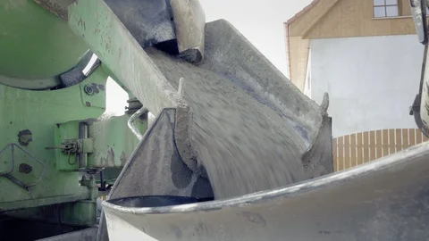 Yellow concrete mixer, casting pump. Construction machinery, ground works. 库存影片 87777717