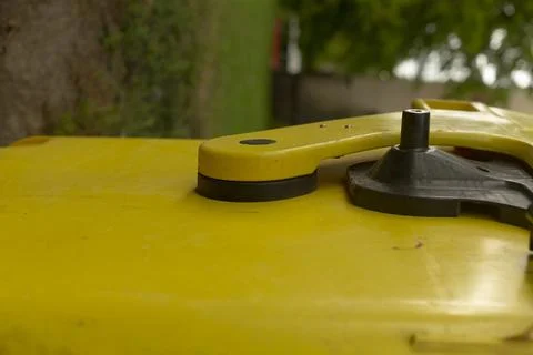 Yellow container lid showcasing locking system and sealing component 库存照片