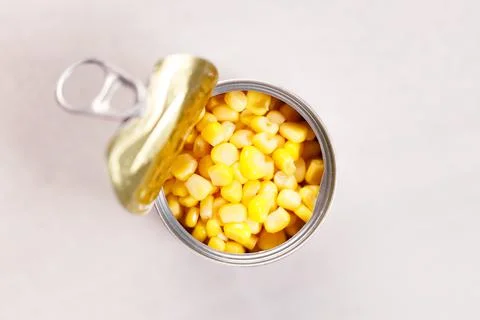 Yellow corn in a can 스톡 사진