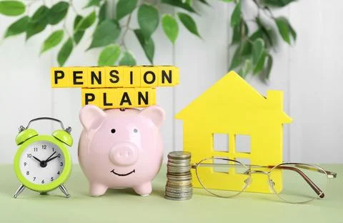Yellow cubes with phrase Pension Plan, piggy bank, stack of coins and alarm.. Stockfoto's