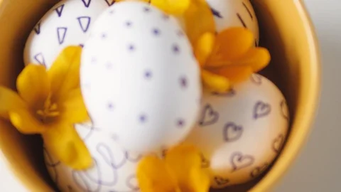 Yellow cup on a white background with Easter eggs. easter eggs in a yellow cup Stock-Footage 108197075