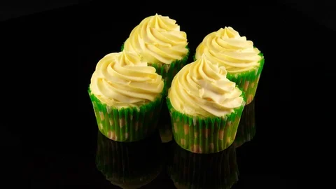 Yellow Cupcakes isolated on black background with reflections, loop Vídeos de archivo 91035501