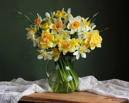 Yellow daffodils in a jug. Foto stock