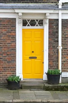 Yellow door Stock-Fotos