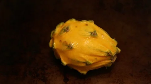 Yellow Dragon Fruit Cut in Half 動画素材 124936795