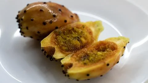 Yellow Dragon Fruit Cut in Half on White Plate Foto stock