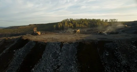 Yellow dump trucks unload the ground and stones Vídeos de archivo 122077606