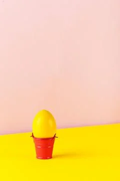 Yellow Easter egg on a colored background. Happy Easter. Copy space. 스톡 사진