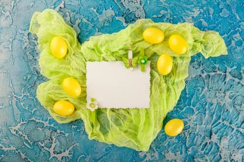 Yellow easter eggs background 库存照片