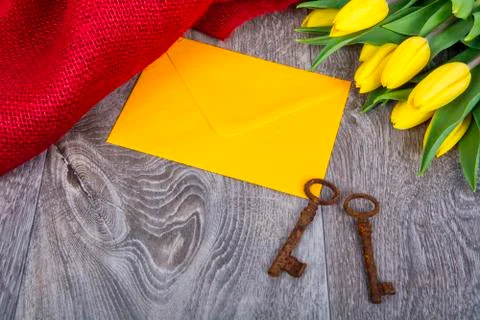 Yellow envelope with tulips on a table Foto stock