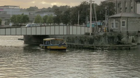 Yellow Ferry under bridge Vídeo Stock 41445321