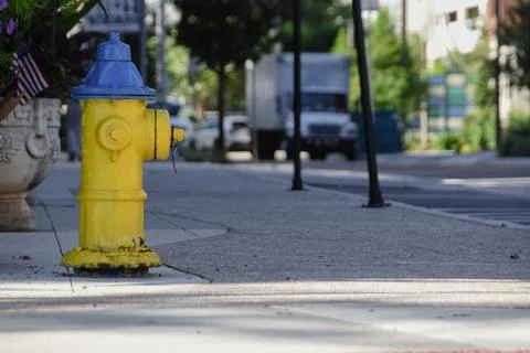 Yellow fire hydrant on the roadside Foto stock