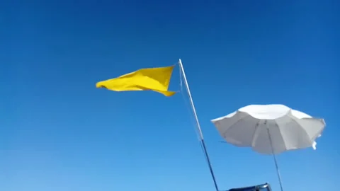 Yellow flag weather wind advice blue sky Vidéo 280040742