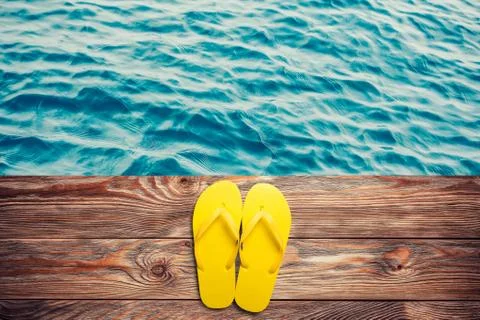 Yellow flip flops Foto stock